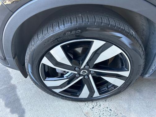 2025 Volvo XC40 B5 Plus Dark Theme