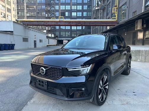 2025 Volvo XC40 B5 Plus Dark Theme