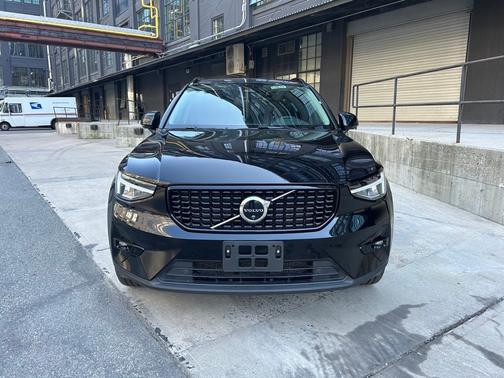 2025 Volvo XC40 B5 Plus Dark Theme