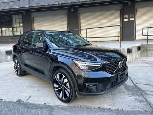 2025 Volvo XC40 B5 Plus Dark Theme