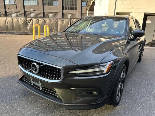 2022 Volvo V60 Cross Country T5