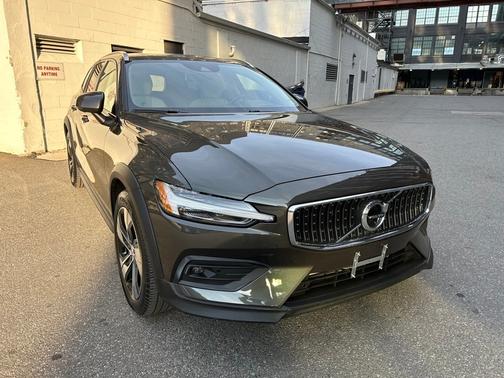 2022 Volvo V60 Cross Country T5