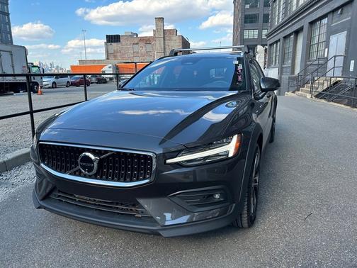 2025 Volvo V60 Cross Country B5 Plus