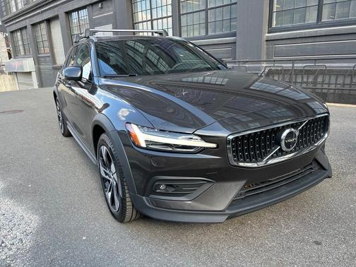 2025 Volvo V60 Cross Country B5 Plus