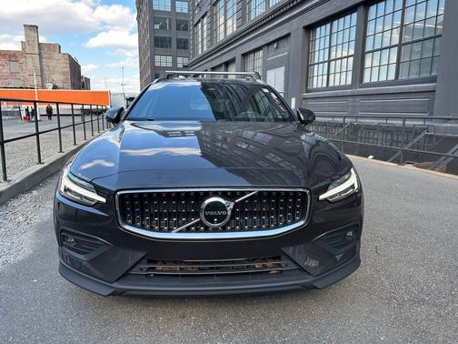 2025 Volvo V60 Cross Country B5 Plus
