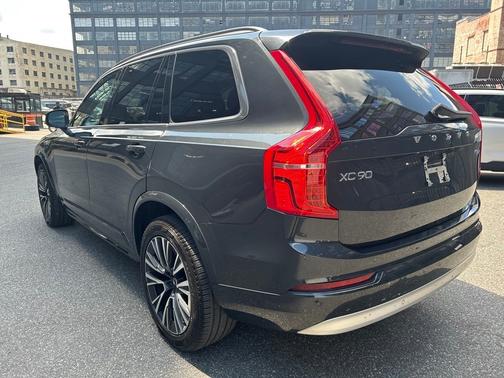 2022 Volvo XC90 T6 Momentum