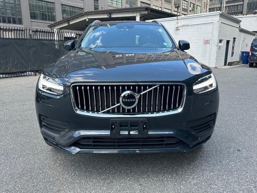 2022 Volvo XC90 T6 Momentum