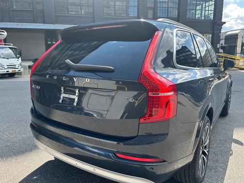 2022 Volvo XC90 T6 Momentum