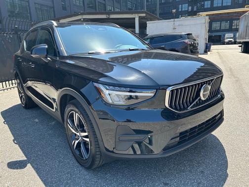 2025 Volvo XC40 B5 Core