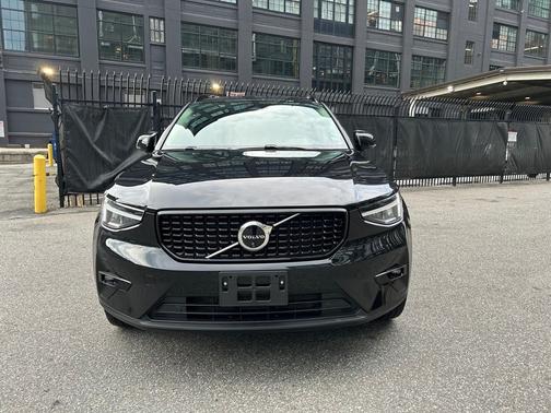 2025 Volvo XC40 B5 Plus Bright Theme