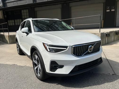 2025 Volvo XC40 B5 Plus Bright Theme