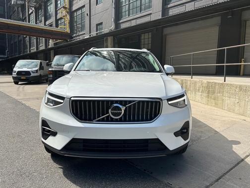 2025 Volvo XC40 B5 Plus Bright Theme