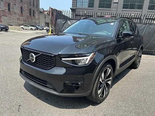 2025 Volvo XC40 Plus