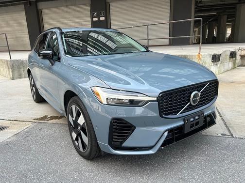 2024 Volvo XC60 Recharge Plug-In Hybrid T8 Plus Dark Theme