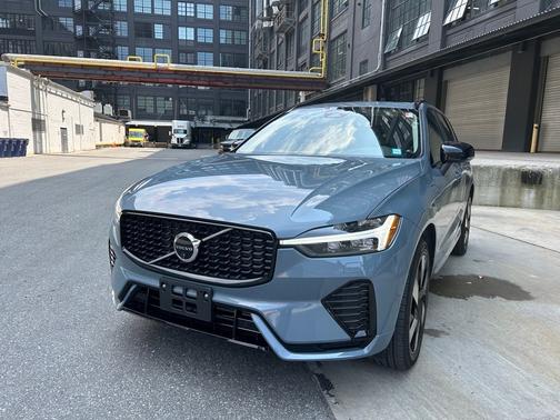 2024 Volvo XC60 Recharge Plug-In Hybrid T8 Plus Dark Theme