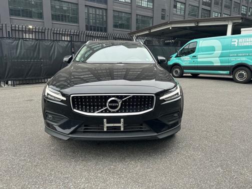 2022 Volvo V60 Cross Country T5