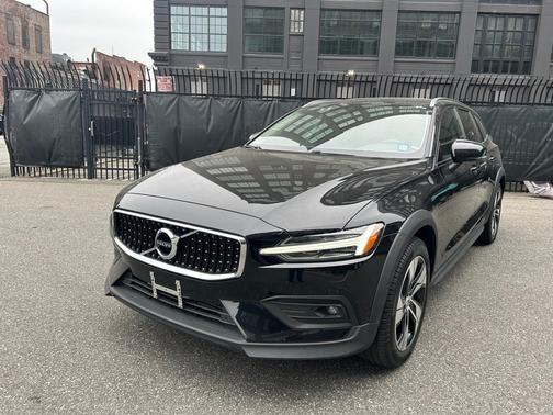 2022 Volvo V60 Cross Country T5