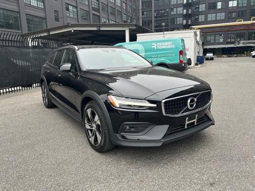 2022 Volvo V60 Cross Country T5