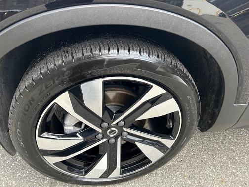2025 Volvo XC40 B5 Plus Dark Theme