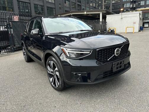 2025 Volvo XC40 B5 Plus Dark Theme