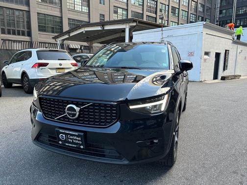 2023 Volvo XC40 B5 Plus Dark Theme