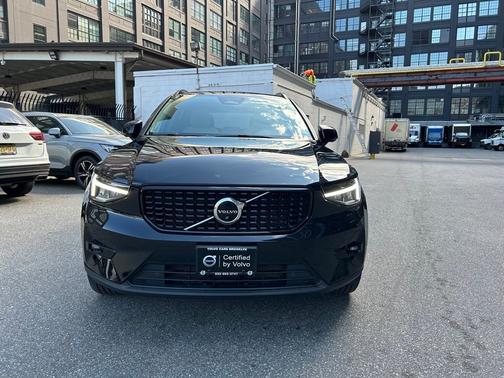 2023 Volvo XC40 B5 Plus Dark Theme