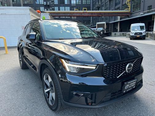2023 Volvo XC40 B5 Plus Dark Theme