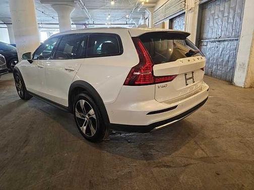 2024 Volvo V60 Cross Country Plus