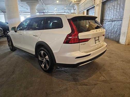 2024 Volvo V60 Cross Country Plus