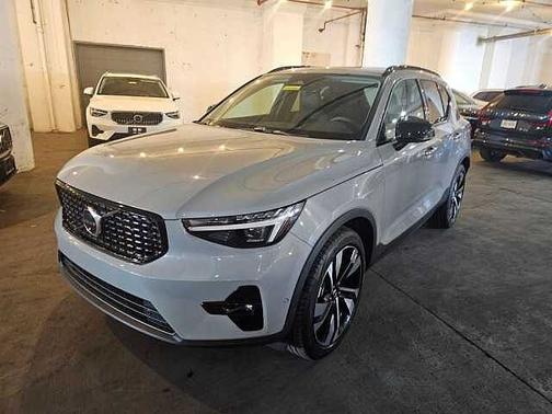 Vapour Gray Metallic 2025 Volvo XC40 B5 Ultra Dark Theme