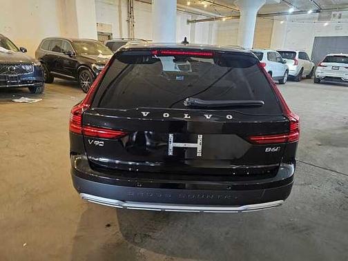 2025 Volvo V90 Cross Country Plus