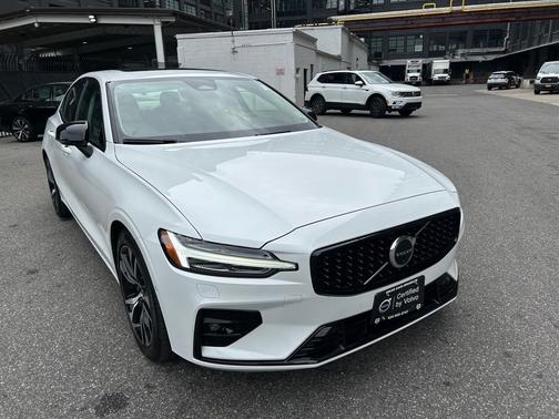 2023 Volvo S60 B5 Plus Dark Theme