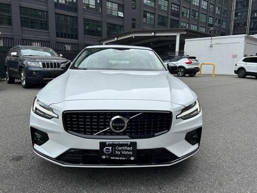 2023 Volvo S60 B5 Plus Dark Theme