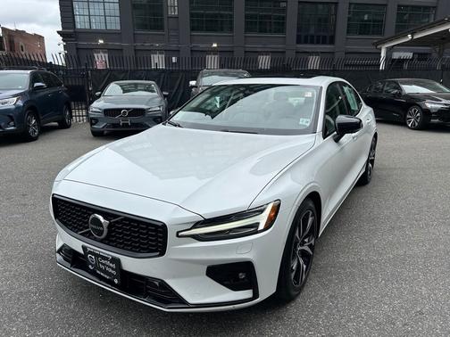 2023 Volvo S60 B5 Plus Dark Theme