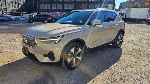 2025 Volvo XC40 Core