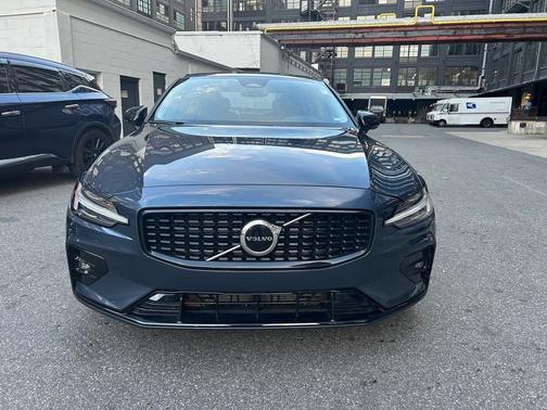 2024 Volvo S60 B5 Core Dark Theme