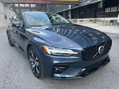 2024 Volvo S60 B5 Core Dark Theme