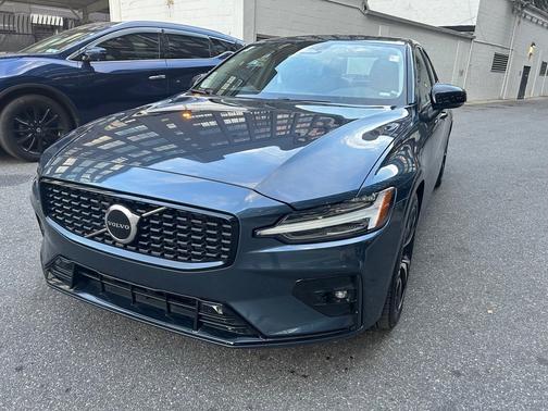 2024 Volvo S60 B5 Core Dark Theme
