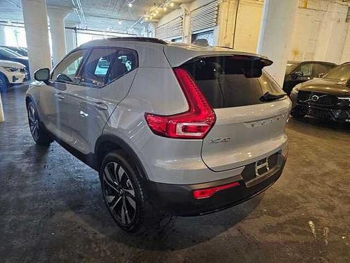 Vapor Gray Metallic 2024 Volvo XC40 B5 Plus Dark Theme