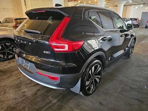 Onyx Black 2024 Volvo XC40 Plus