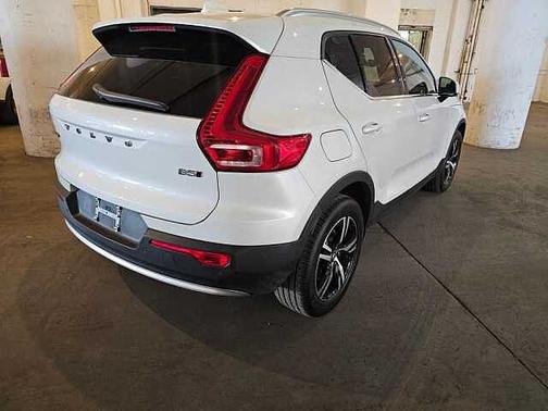 Crystal White 2024 Volvo XC40 Core