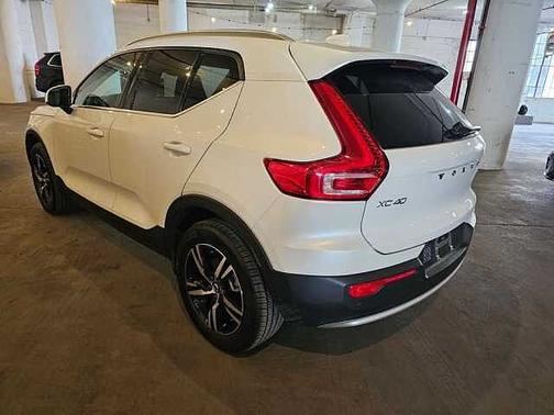 Crystal White 2024 Volvo XC40 Core