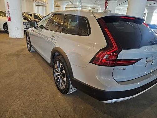 2025 Volvo V90 Cross Country Plus