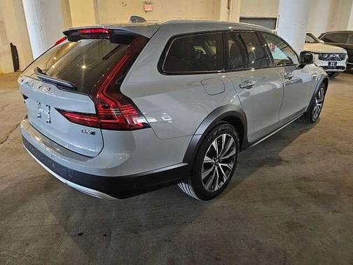 2025 Volvo V90 Cross Country Plus