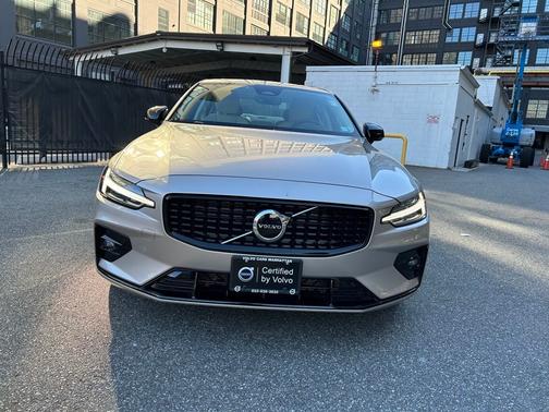 2024 Volvo S60 B5 Core Dark Theme