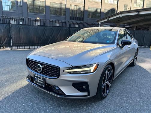 2024 Volvo S60 B5 Core Dark Theme