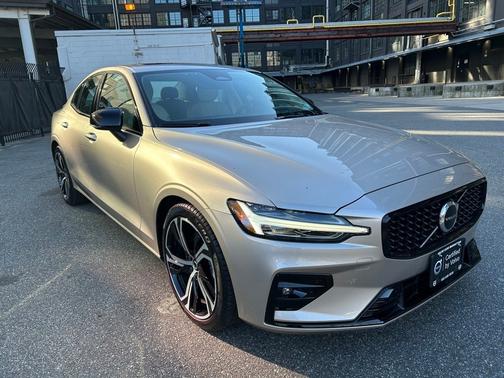 2024 Volvo S60 B5 Core Dark Theme