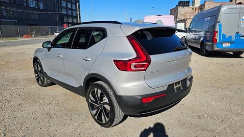 2025 Volvo XC40 B5 Plus Dark Theme