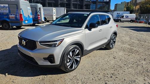 2025 Volvo XC40 B5 Plus Dark Theme