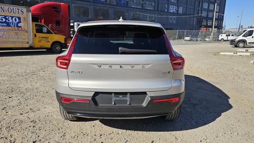 2025 Volvo XC40 B5 Plus Dark Theme